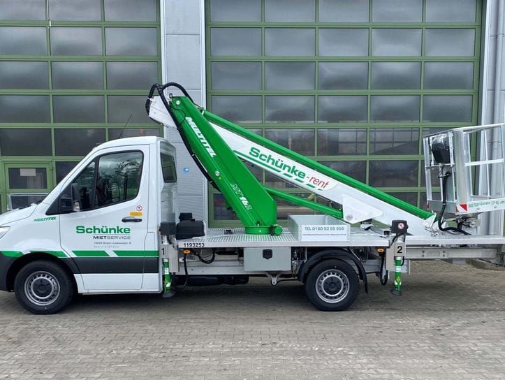 Arbeitsbühnen mieten - Weisses Fahrzeug mit LKW-Arbeitsbühne
