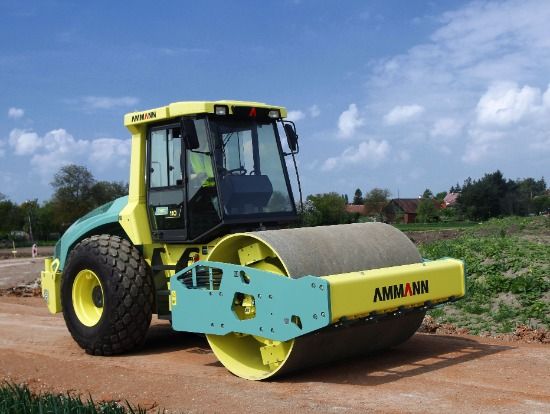 Baumaschinen mieten - Gelbe Walze auf einem Feld