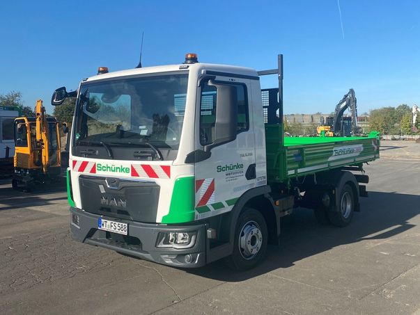 Baumaschinen mieten - Weisser LKW-Kipper mit grüner Ladefläche
